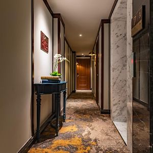 Premium Connecting Room Street View